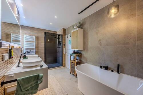 1. OG: Badezimmer - 
