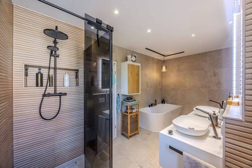 1. OG: Badezimmer - 