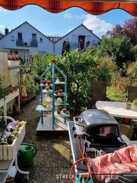 Blick in den Garten - Reihenmittelhaus mit 136,00 m² in Eggenstein-Leopoldshafen zum Kaufen