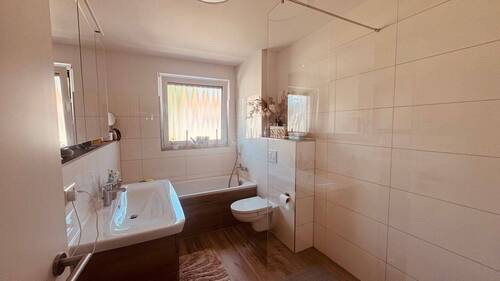 bad mit wanne und dusche.jpg - 