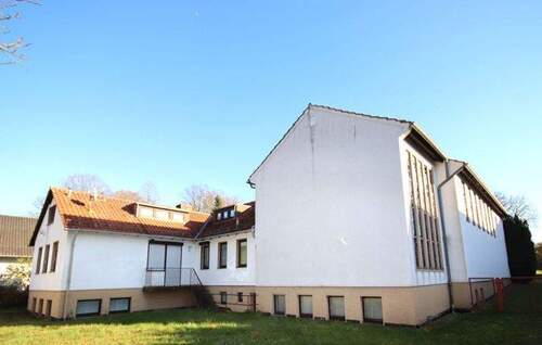Ansicht Kirche rechts, Wohnhaus links - Wohnhaus mit Kirchengebäude und herrlichem Grundstück, Stellplätze, zur gewerblichen oder privaten Nutzung, Meißner-Abterode