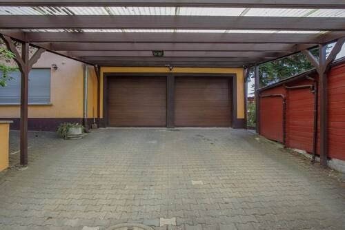 Einfahrt und Carport - 
