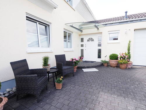 seperater Eingang - 1 Zimmer Mehrfamilienhaus, Wohnhaus in Helferskirchen