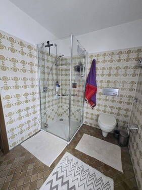 Bad mit Dusche - 