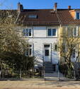 Hausansicht Straße - Altbremer Reihenhaus mit großem Südgarten in Neu-Schwachhausen, Nähe Bürgerpark