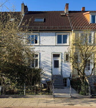 Hausansicht Straße - Altbremer Reihenhaus mit großem Südgarten in Neu-Schwachhausen, Nähe Bürgerpark