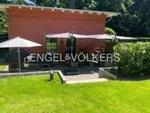 Traumhaft angelegte West-Terrasse mit Blick in den ca. 656 qm großen Gartenanteil - 4 Zimmer Mehrfamilienhaus, Wohnhaus zum Kaufen in Hamburg