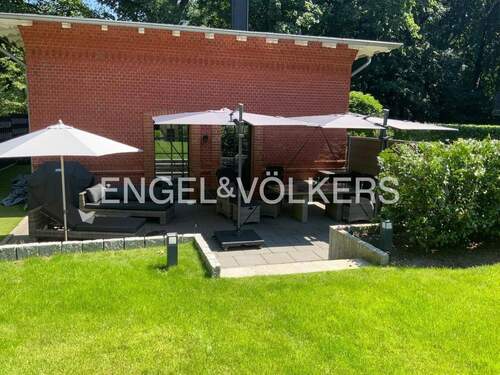 Traumhaft angelegte West-Terrasse mit Blick in den ca. 656 qm großen Gartenanteil - 4 Zimmer Mehrfamilienhaus, Wohnhaus zum Kaufen in Hamburg