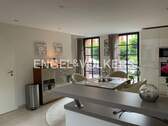 Die weiße Designer Einbauküche mit Tresen und bodentiefen Fenstern ... - Mehrfamilienhaus, Wohnhaus mit 222,00 m² in Hamburg zum Kaufen