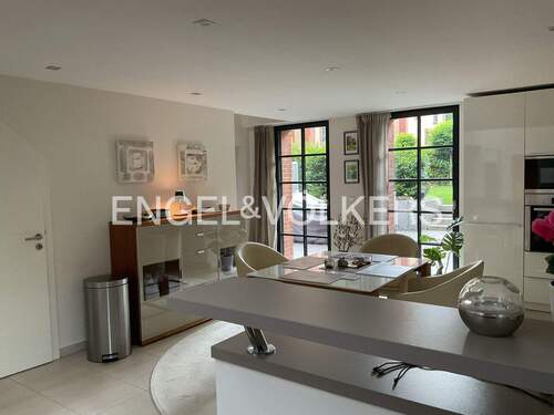 Die weiße Designer Einbauküche mit Tresen und bodentiefen Fenstern ... - Mehrfamilienhaus, Wohnhaus mit 222,00 m² in Hamburg zum Kaufen