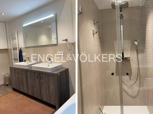 Ein modernes Vollbad mit Badewanne, Dusche und Doppelwaschtisch ... - 