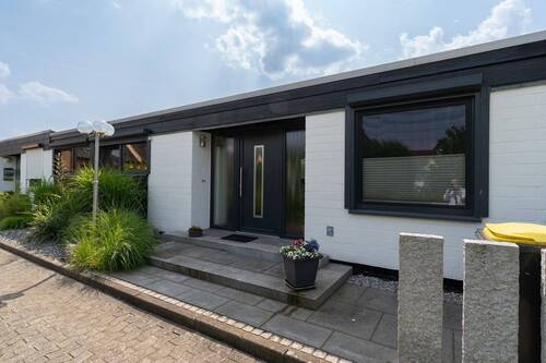 Ansicht Eingangsseite - Winkelbungalow in ruhiger begehrter Wohnlage