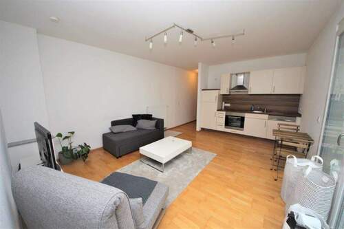 Wohnzimmer mit offener Küche - 