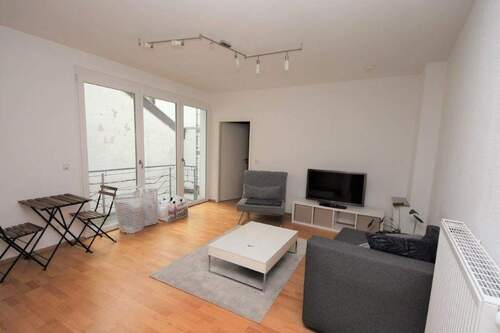 Wohnzimmer mit offener Küche - 