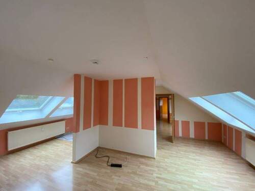 Wohnraum mit Küche - Dachgeschoss Wohnung in Gebesee