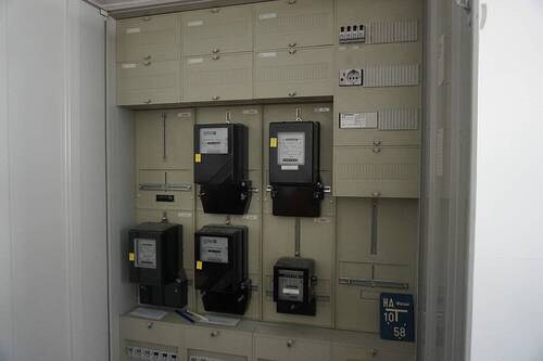 Zählerschrank im Durchgang - 