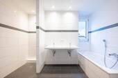BAdezimmer mit Dusche & Badewanne - 