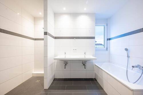 BAdezimmer mit Dusche & Badewanne - 