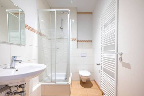 Badezimmer mit Dusche - 