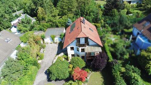 Drohnenaufnahme-Vorderansicht - 5 Zimmer Einfamilienhaus in Dresden / Pappritz