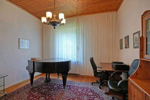 Musik- oder Arbeitszimmer im Erdgeschoss - 