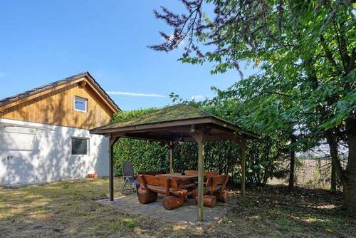 Gartenlaube hinter der Garage - 