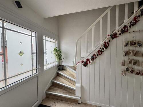 Eingang-Treppenaufgang zum OG - 6 Zimmer Einfamilienhaus in Papenburg