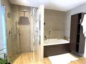 Dusche und Badewanne - 