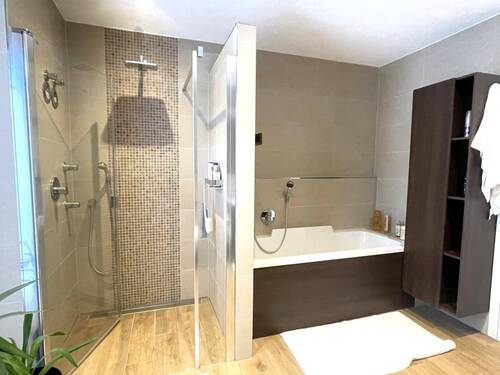 Dusche und Badewanne - 