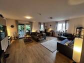 Wohnzimmer - Attraktive 3-Zimmer-Wohnung mit barrierefreiem Zugang, Stellplatz und Fahrradschuppen