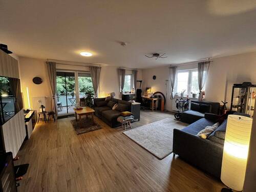 Wohnzimmer - Attraktive 3-Zimmer-Wohnung mit barrierefreiem Zugang, Stellplatz und Fahrradschuppen