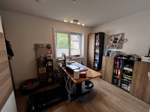 Kinder- bzw. Arbeitszimmer - 