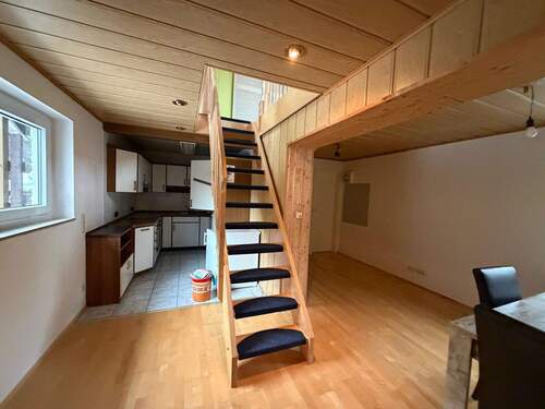 Treppe - 6 Zimmer Mehrfamilienhaus, Wohnhaus in Spraitbach