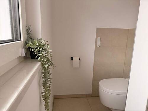 Bad mit etwas abgegrenzten Aqua-WC - 