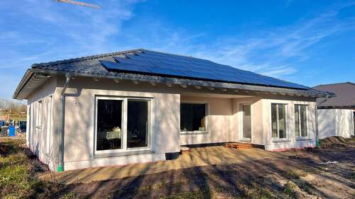 Außenansicht Rückseite nach Süden - Architektenbungalow in sehr schöner, ruhiger Lage (Energieklasse A+)