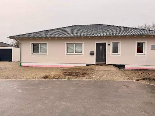 Außenansicht Hauseingangseite - 4 Zimmer Einfamilienhaus in Bad Windsheim