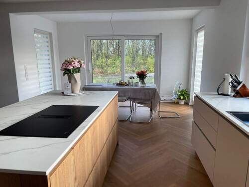 Blick vom Küchenbereich zum Essbereich - 