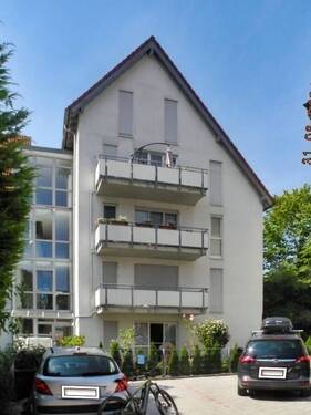 Gebäudevorderseite (ETW) - ! Bad Urach ! Schöne 4-Zi.- Eigentumswohnung im Dachgeschoss mit toller Aussicht