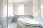Badezimmer mit Dusche & Wanne OG - 