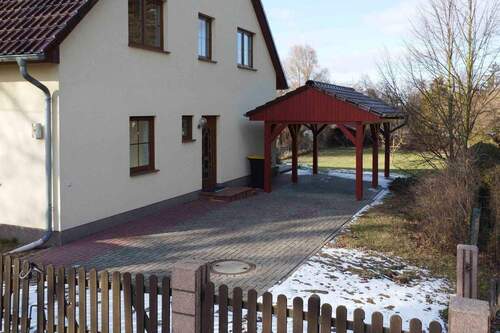 Einfahrt mit Carport - 