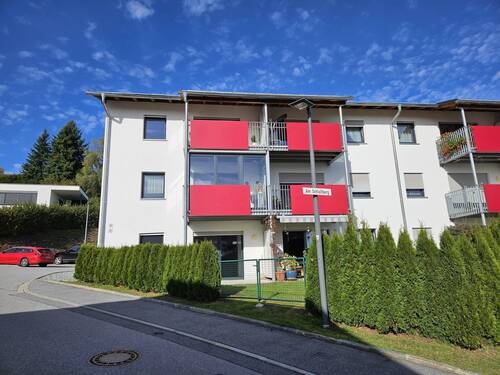Wohnanlage von Straße aus - Etagenwohnung mit 63,40 m² in Fürstenstein zum Kaufen