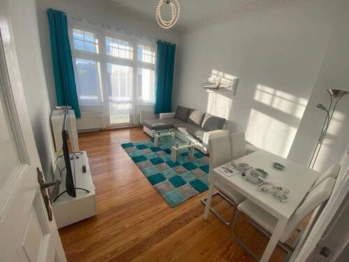 Wohnzimmer - Helle, moderne 3-Zimmer-Wohnung in Berlin-Steglitz - komplett möbliert