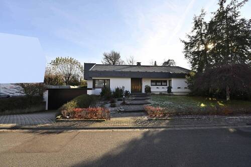 Ansicht Straße - 6 Zimmer Einfamilienhaus zum Kaufen in Saarlouis