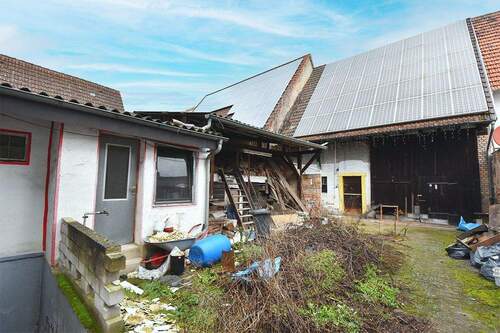 Hof mit Blick auf Scheune - Grundstück in Sankt Leon-Rot