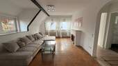 Wohnzimmer mit Kamin - Möblierte, helle Wohnung mit Küche, WLAN & Stellplatz - alles inklusive!