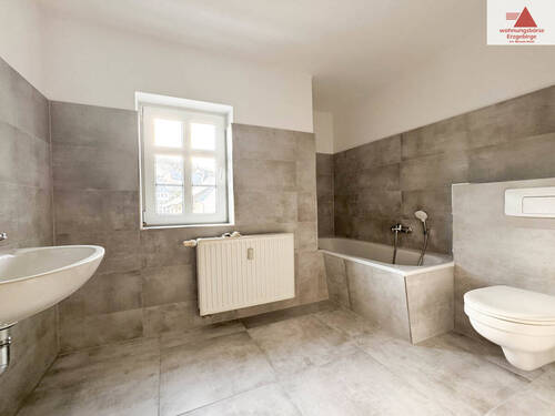 Bad mit Wanne - Großzügige, komplett sanierte 5-Raum-Wohnung mit zwei Bädern in Gornsdorf!!