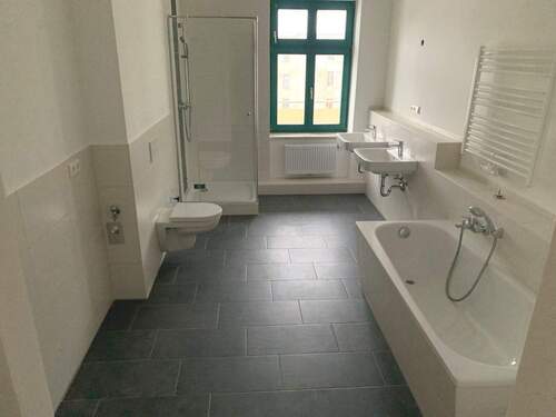 Bad - Geräumige 2 RWE mit großen Balkon in ruhiger Nebenstraße