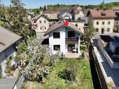 Hausansicht und Garten - 