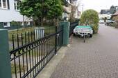 Strasse mit neuem Zaun - 