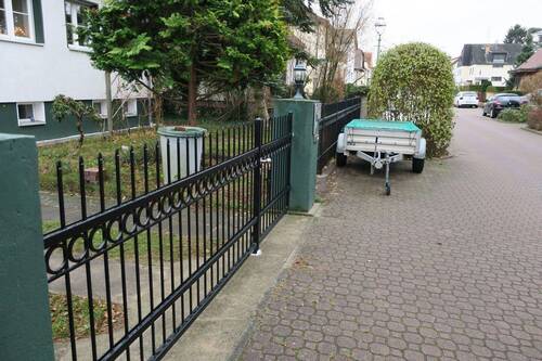 Strasse mit neuem Zaun - 